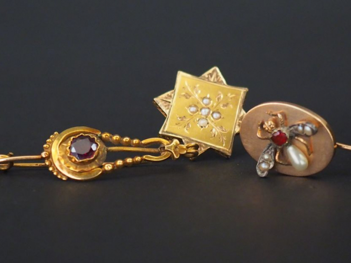 2 broches et une épingle de cravate. Poids tel : 5,80 g