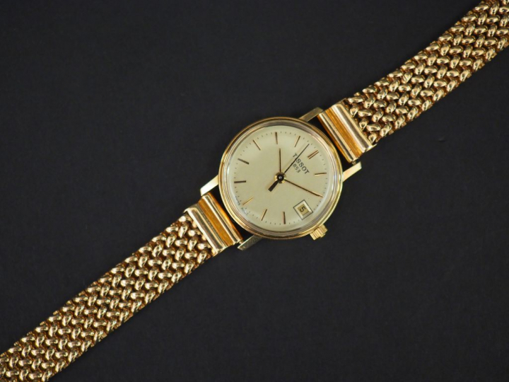 TISSOT. Montre de dame, bracelet et boitier or Poids tel : 33,80 g