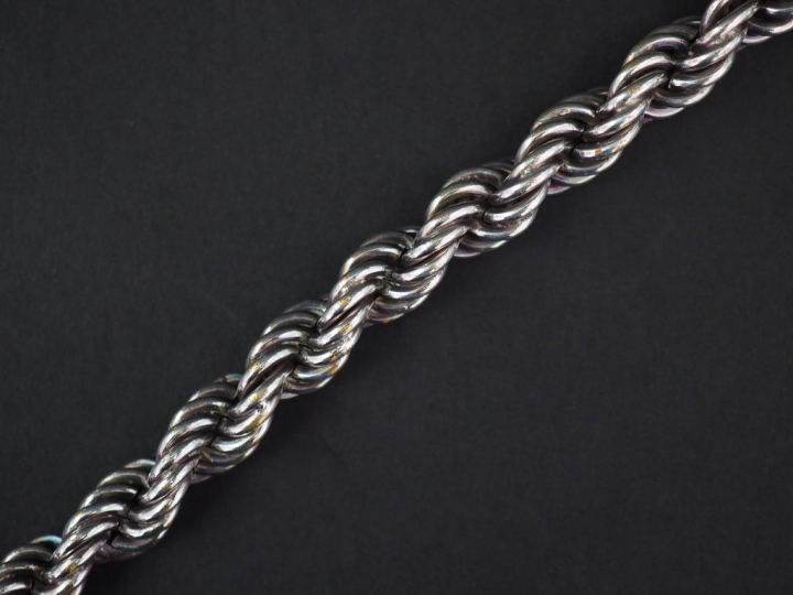 Collier articulé en métal, maille torsadée.