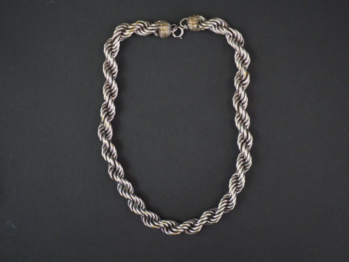 Collier articulé en métal, maille torsadée.
