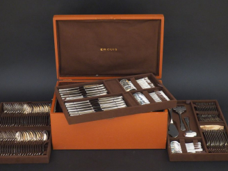 Vente aux enchères Ménagère Ercuis en métal argenté modèle feuillagé dans sa boite d'orig