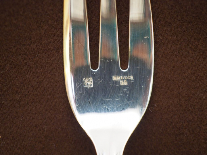 Ménagère Ercuis en métal argenté modèle feuillagé dans sa boite d'orig