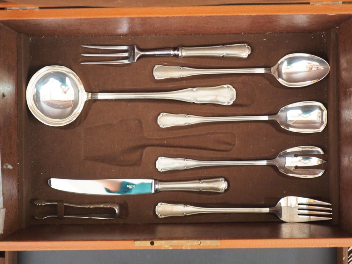 Ménagère Ercuis en métal argenté modèle feuillagé dans sa boite d'orig