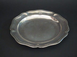 Vente aux enchères Jatte ronde XVIIIème en argent, décor de filets moulurés Poids : 770 g