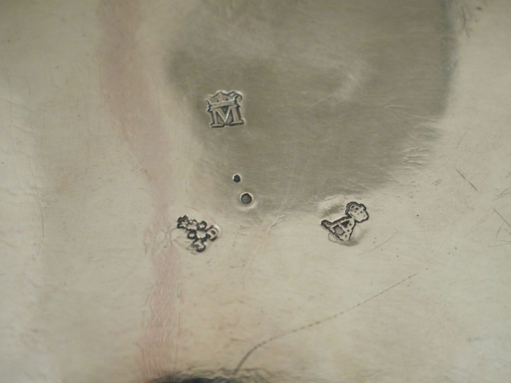 Huilier / vinaigrier XVIIIème en argent, armorié  Poids : 670 g