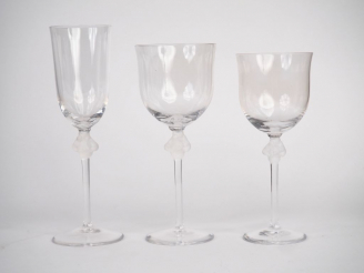 Vente aux enchères LALIQUE France. Partie de service de verres modèle "Royaumes" en crist