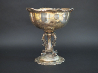 Vente aux enchères Grande coupe en argent sud américain titré 925 /1000 ( enfoncement ). 