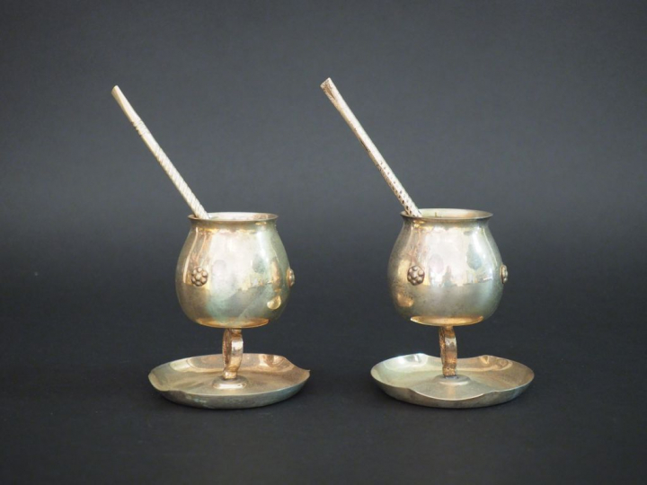 Paire de matés argentins en métal argenté ou argent bas titre avec leu