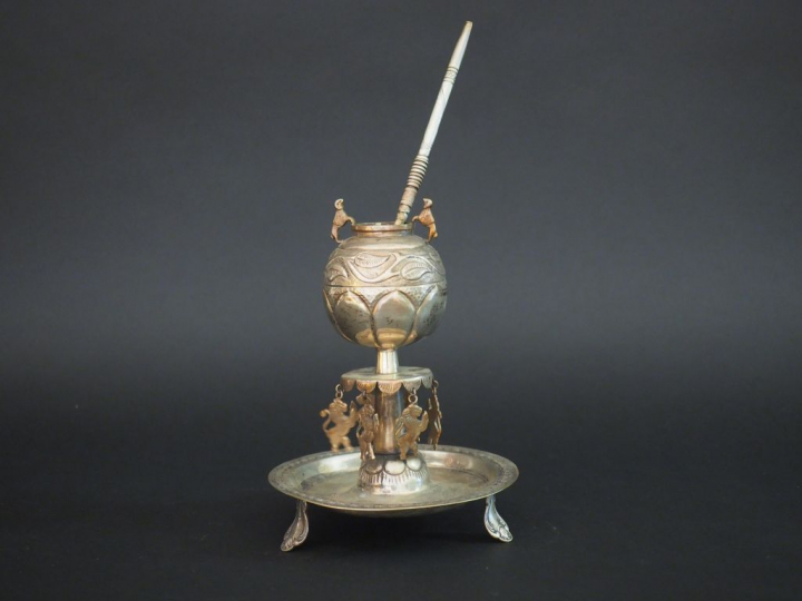 Maté argentin en argent bas titre avec une bombilla en métal  Poids : 