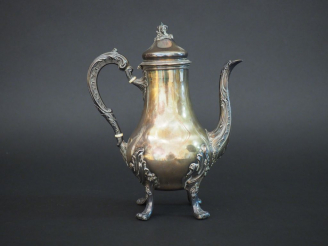 Vente aux enchères Verseuse Napoléon III en argent de style Louis XV, poinçon Minerve. Po