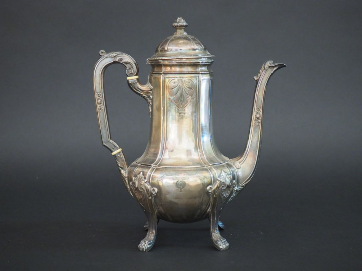 Cafetière Napoléon III de style Louis XVI en argent, poinçon Minerve. 