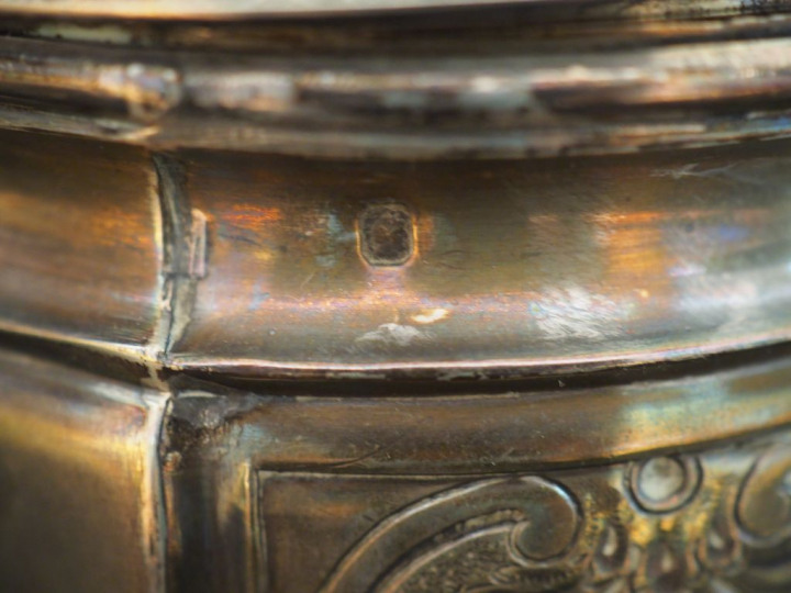 Cafetière Napoléon III de style Louis XVI en argent, poinçon Minerve. 