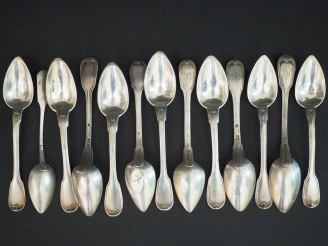 Vente aux enchères 13 cuillères en argent, modèle à filet, poinçons dépareillés. Poids : 