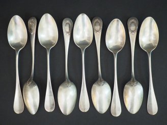 Vente aux enchères 9 cuillères à café en argent poinçon Minerve, modèle à cartouche monog