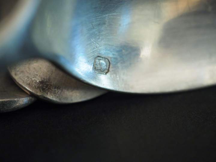 9 cuillères à café en argent poinçon Minerve, modèle à cartouche monog
