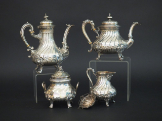 Vente aux enchères Service quatre pièces Napoléon III en argent de style Louis XV, poinço