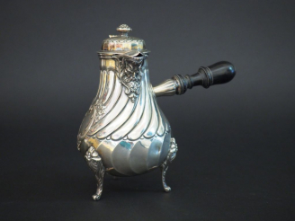 Vente aux enchères Une chocolatière de style Louis XV en argent, poinçon Minerve. (enfonc
