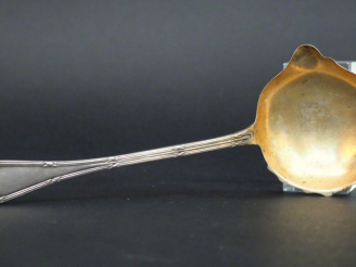 Vente aux enchères Cuillère à crème de style Louis XVI en argent et vermeil, poinçon Mine