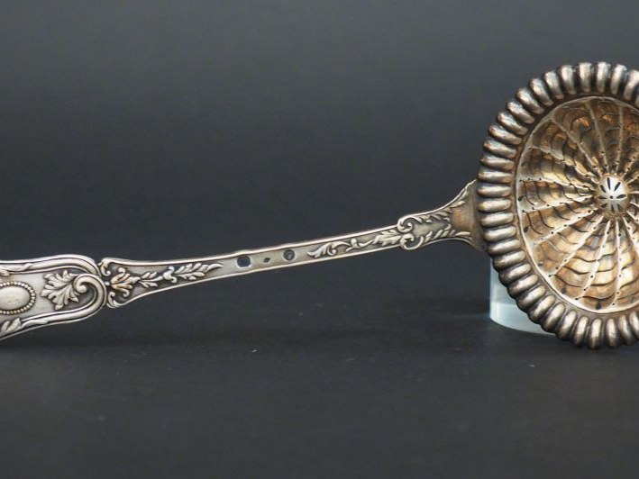 Un saupoudroir Restauration en argent, poinçon Vieillard. Poids : 66 g