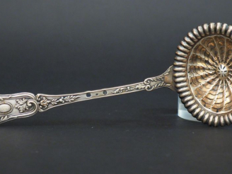 Vente aux enchères Un saupoudroir Restauration en argent, poinçon Vieillard. Poids : 66 g