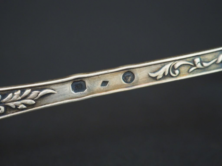 Un saupoudroir Restauration en argent, poinçon Vieillard. Poids : 66 g