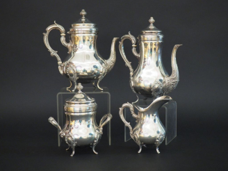 Vente aux enchères Service quatre pièces de style Louis XV en métal argenté