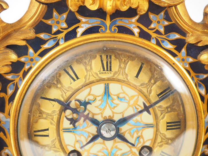 Garniture de cheminée Napoléon III de style Louis XV en bronze doré et
