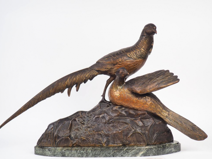 G. LAVROFF. "Couple de faisans". Groupe en bronze à double patine Socl