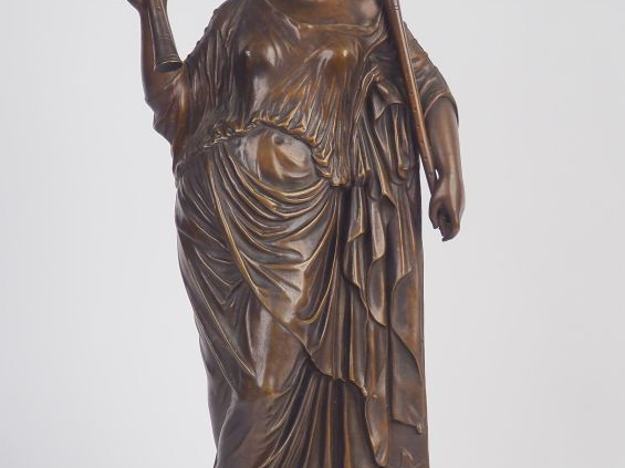 Ecole française XIXème  "Athena tenant deux aulos". Sculpture en bronz