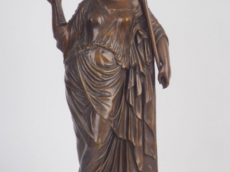 Vente aux enchères Ecole française XIXème  "Athena tenant deux aulos". Sculpture en bronz