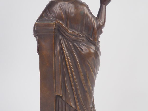 Ecole française XIXème  "Athena tenant deux aulos". Sculpture en bronz