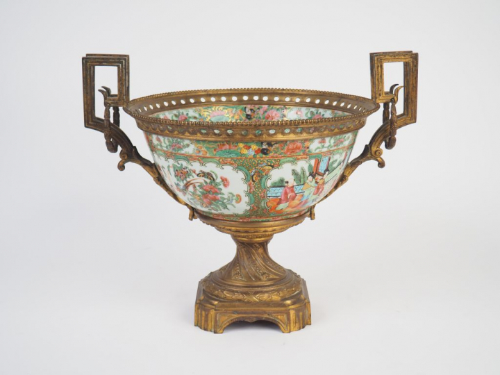 Grande coupe XIXème en porcelaine polychrome de Canton, monture en bro