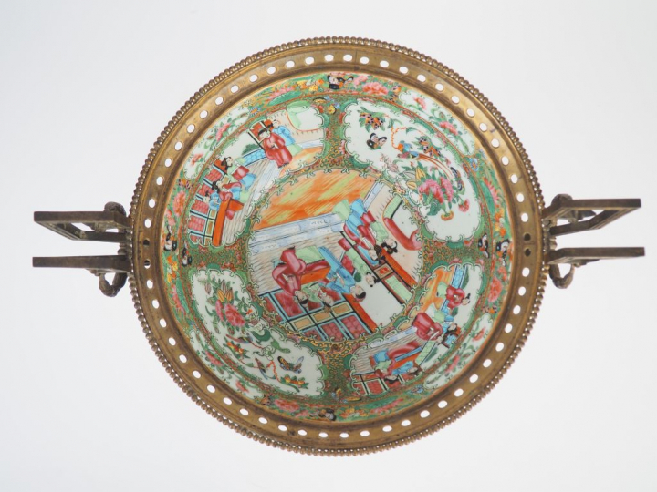 Grande coupe XIXème en porcelaine polychrome de Canton, monture en bro
