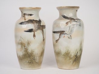 Vente aux enchères Paire de vases balustres fin XIXème en porcelaine polychrome du Japon,