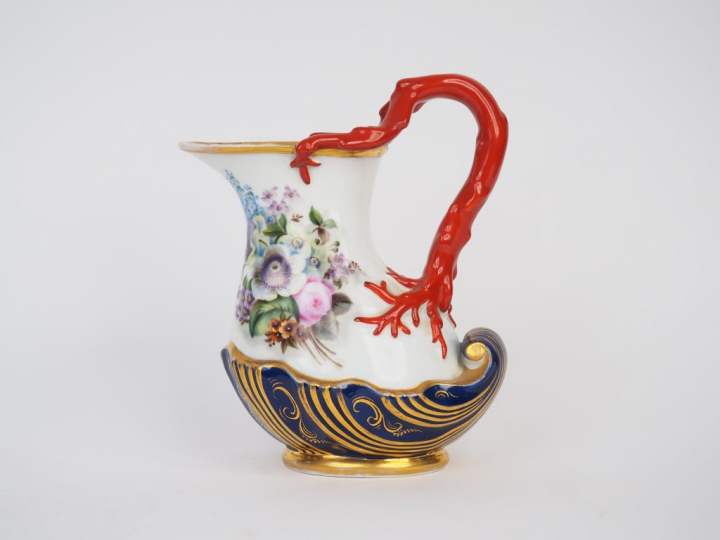 Verseuse XIXème en porcelaine polychrome, à décor de coquillage, de br