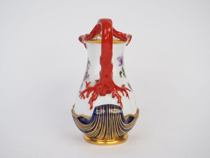 Verseuse XIXème en porcelaine polychrome, à décor de coquillage, de br
