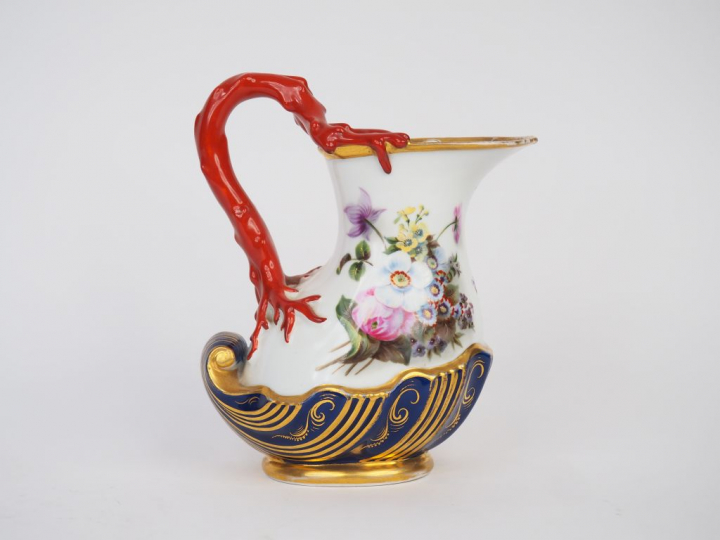 Verseuse XIXème en porcelaine polychrome, à décor de coquillage, de br