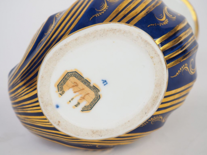 Verseuse XIXème en porcelaine polychrome, à décor de coquillage, de br