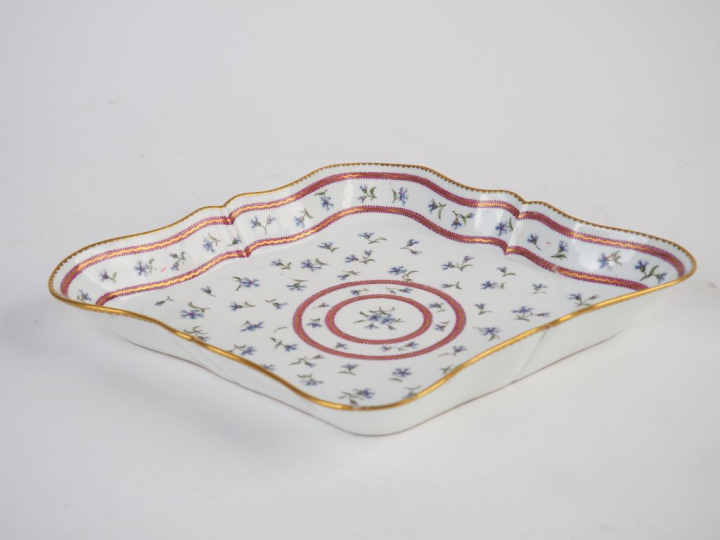 Plateau Louis XVI en porcelaine polychrome de Sèvres, à décor de barbo