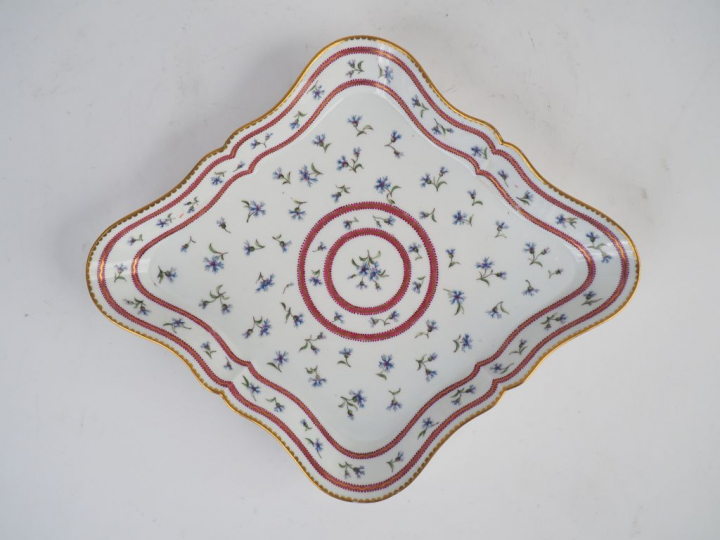 Plateau Louis XVI en porcelaine polychrome de Sèvres, à décor de barbo