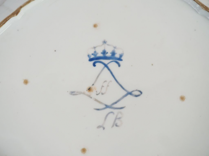 Plateau Louis XVI en porcelaine polychrome de Sèvres, à décor de barbo