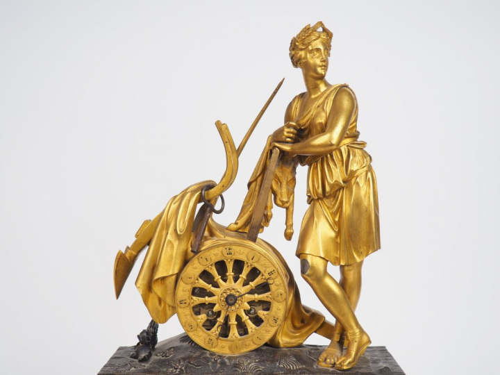 Pendule début XIXème en bronze à patine dorée et brune "allégorie de C