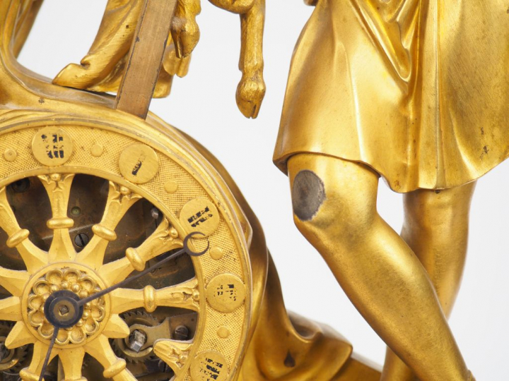 Pendule début XIXème en bronze à patine dorée et brune "allégorie de C