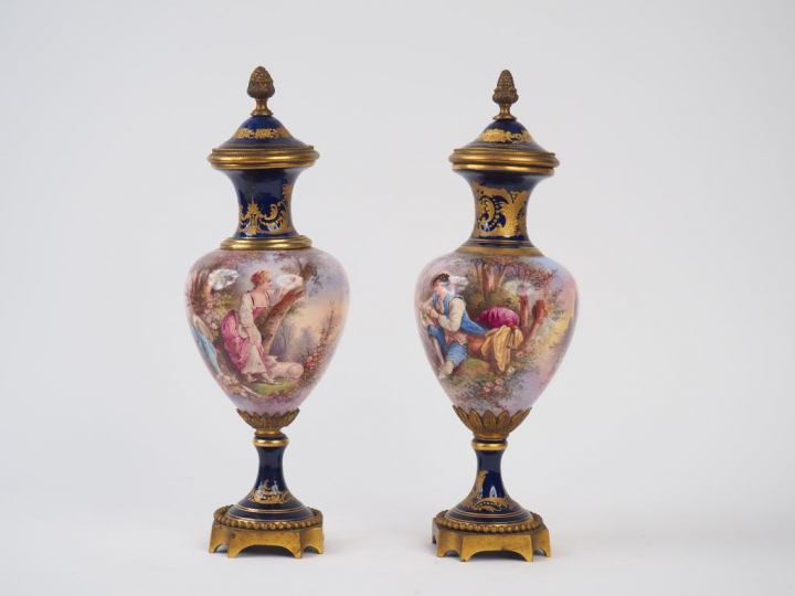 Paire de vases ovoïdes couverts en céramique de Sèvres, à décor de per
