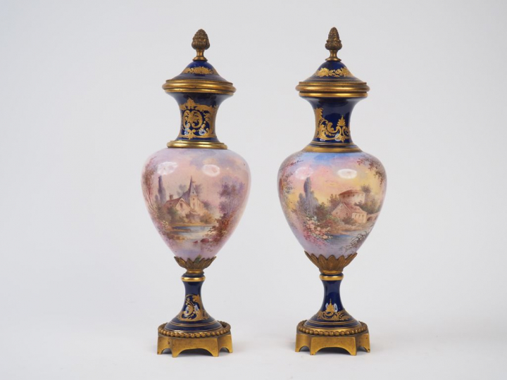 Paire de vases ovoïdes couverts en céramique de Sèvres, à décor de per