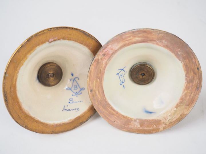 Paire de vases ovoïdes couverts en céramique de Sèvres, à décor de per