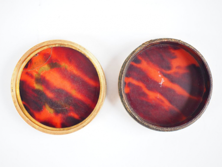 Boite Louis XVI en or, carton maché et écaille, couvercle orné des por