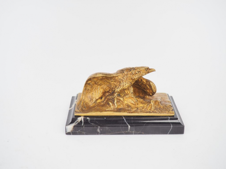 A. MARIONNET. Presse papier en bronze doré et marbre figurant un aigle