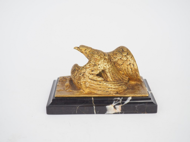 A. MARIONNET. Presse papier en bronze doré et marbre figurant un aigle