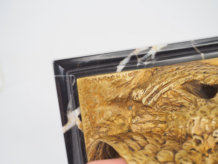 A. MARIONNET. Presse papier en bronze doré et marbre figurant un aigle